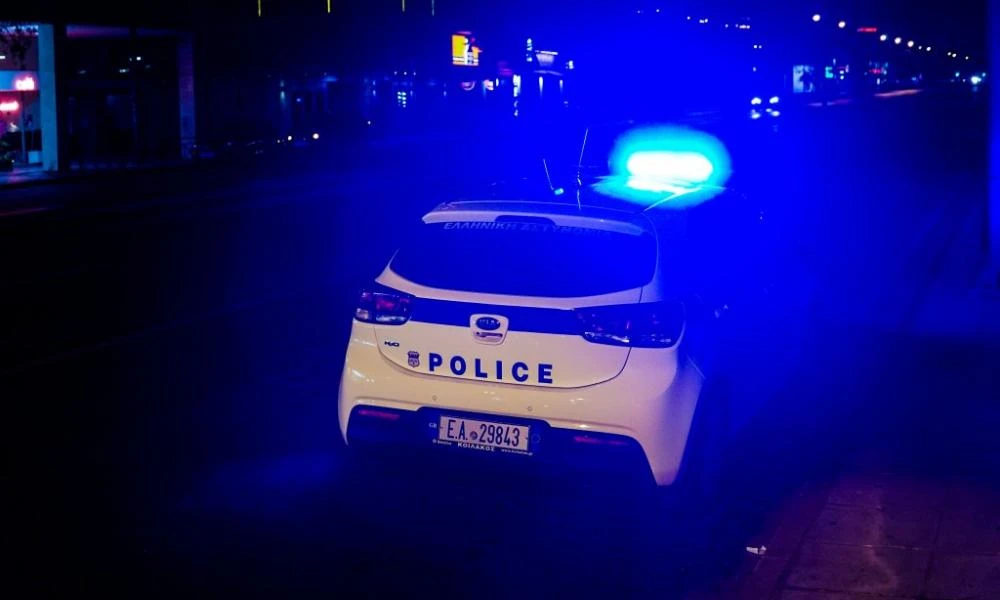 Επεισοδιακή καταδίωξη στο Κερατσίνι: Ξήλωσαν δέντρο, έσπασαν πόρτα σπιτιού και διέφυγαν πεζοί